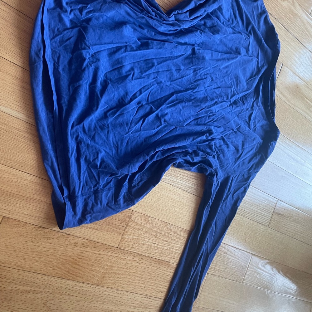 Lululemon back in action long sleeves size 8 top